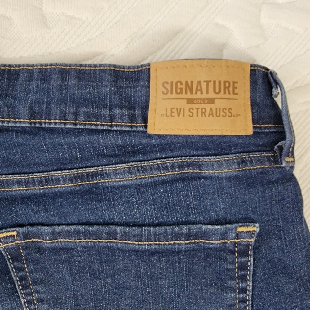 Levi's Levi Strauss Signature Mid Rise Cuffed Medium Wash Denim Shorts Size 12 - Picture 4 of 10